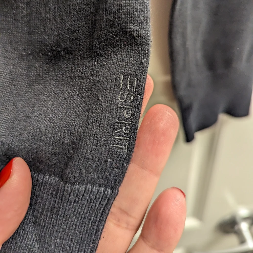 🎉3/$50🎉 ESPRIT Long Sleeve V-Neck Sweater - Picture 8 of 8